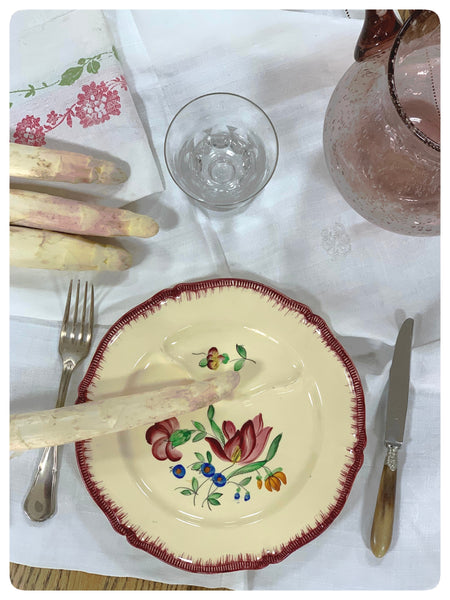 Assiettes à asperges, faïence de Longchamp "Trianon"