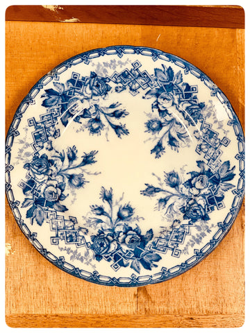 Assiettes plates ou creuses en faïence, Barluet et Cie Creil et Montereau, "Flora T". 1875-1884