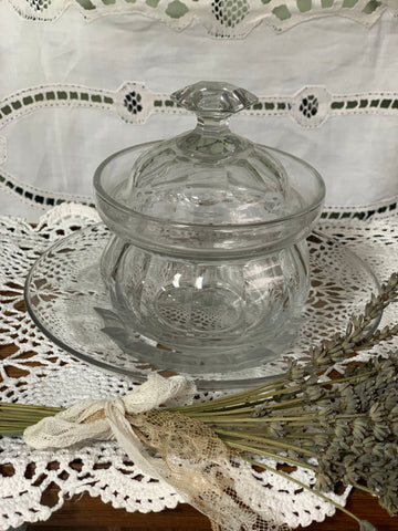 Bonbonnière en cristal reposant sur dormant, début XXème